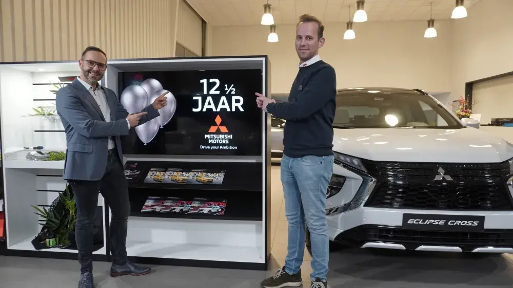 Arie den Besten en Thijs Weeda in de vernieuwde showroom van Autobedrijf Van Zessen ter gelegenheid van het 12 ½ jarig dealer schap van Mitsubishi